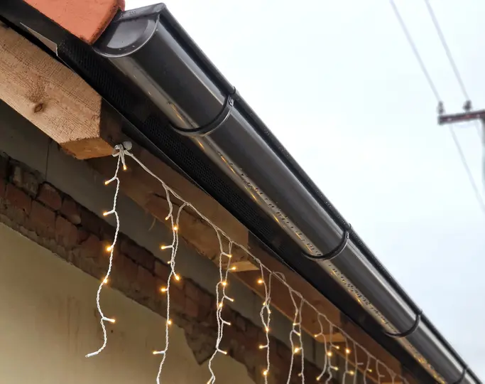 cable lights with led bulbs are suspended under the roof